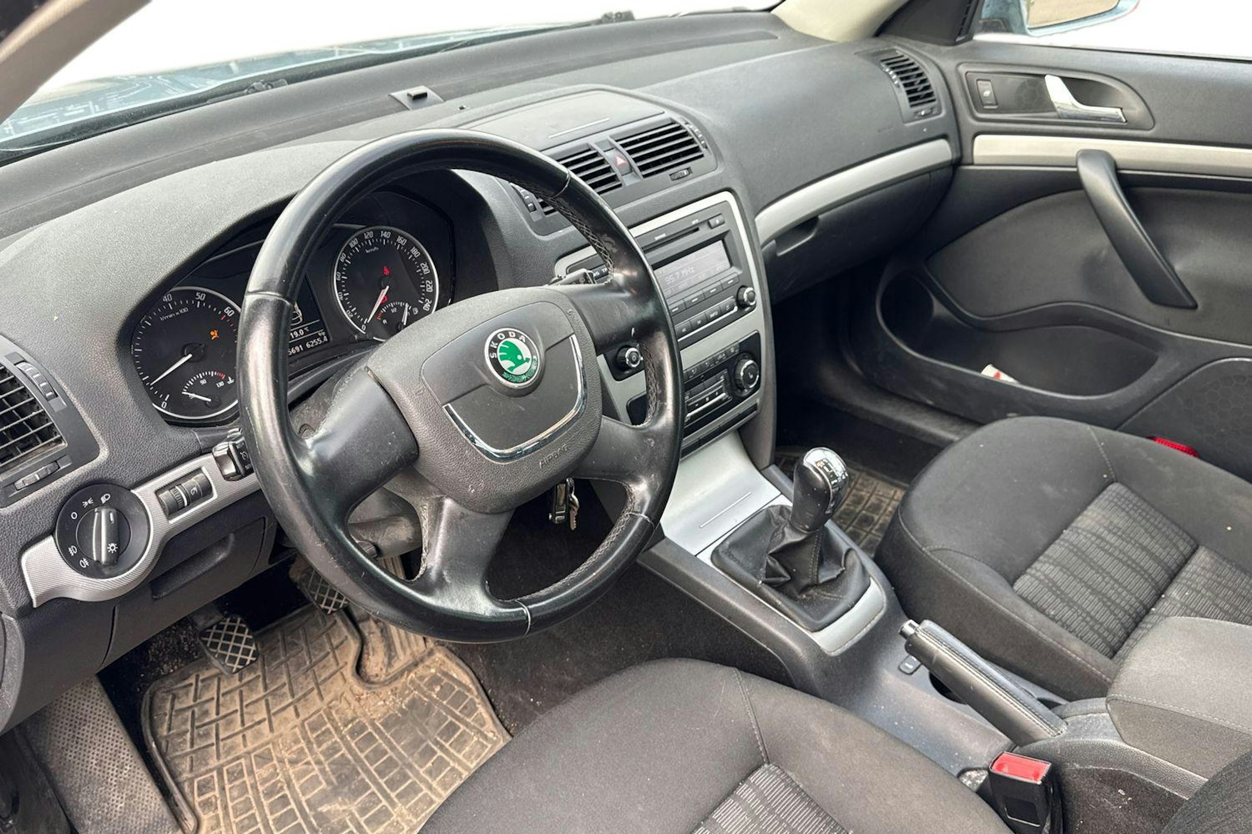 Harmaa Skoda OCTAVIA 2010 kuva 7.
