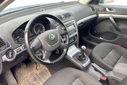 Harmaa Skoda OCTAVIA 2010 kuva 7.