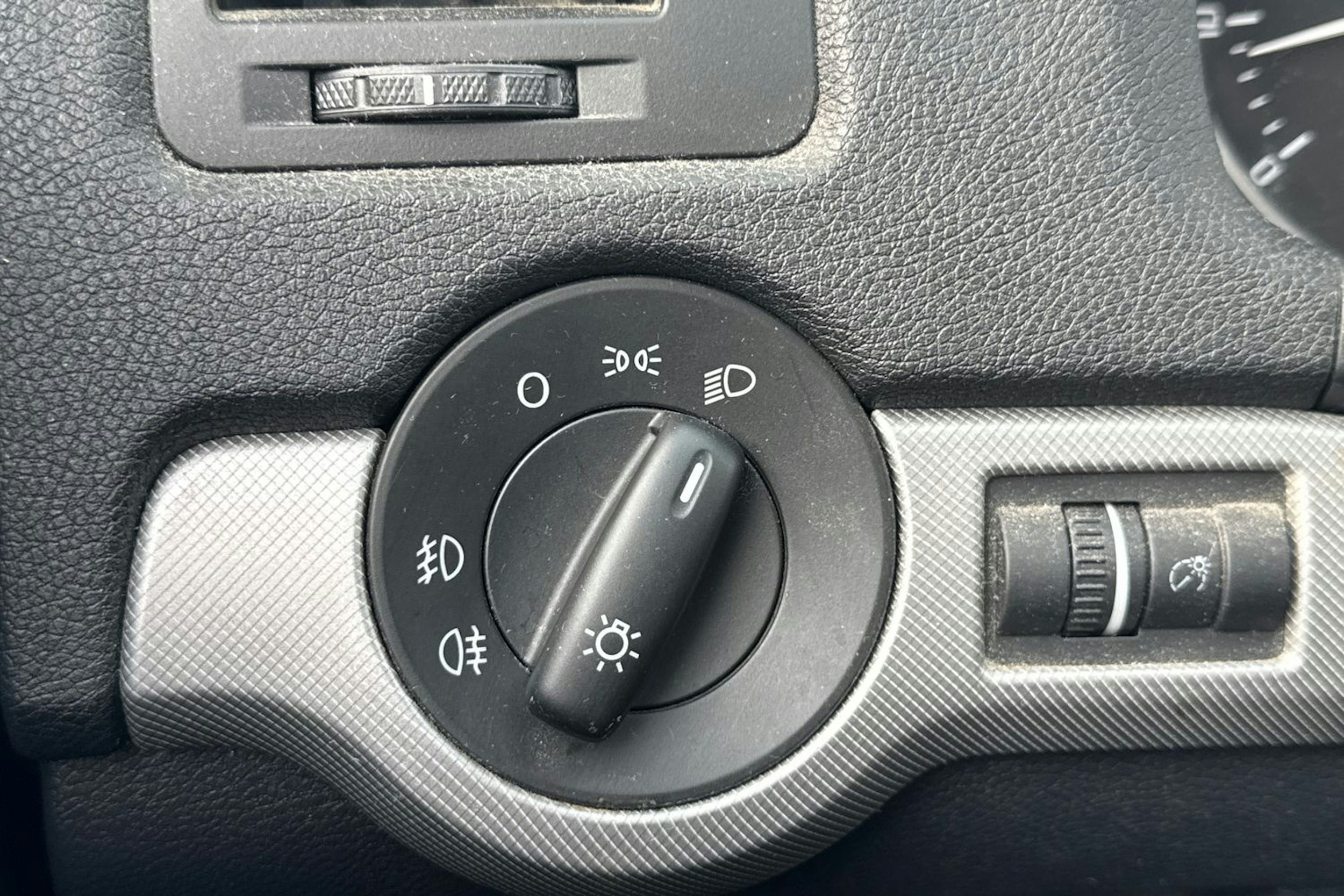 Harmaa Skoda OCTAVIA 2010 kuva 24.