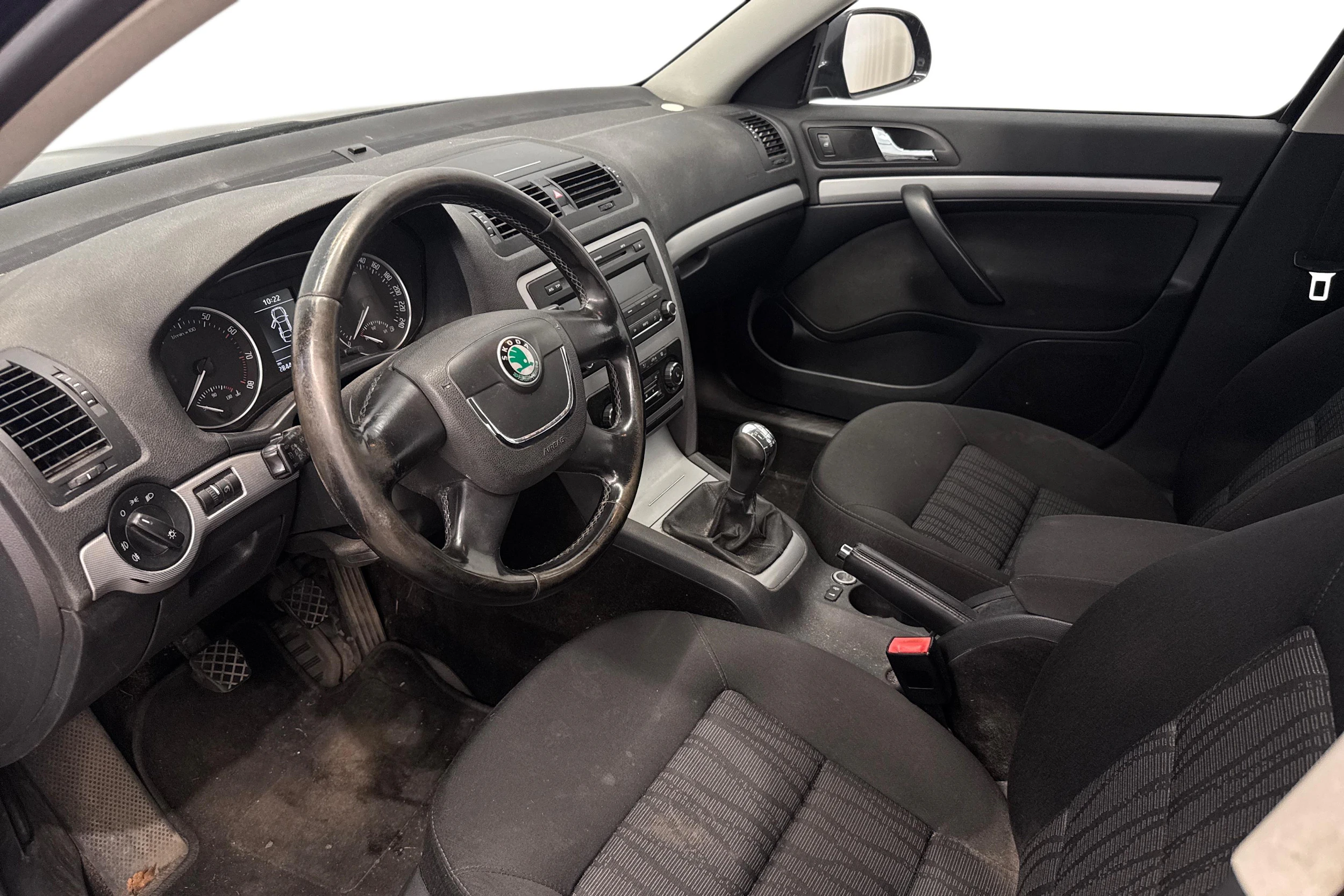 musta Skoda Octavia 2010 kuva 8.