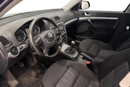 musta Skoda Octavia 2010 kuva 8.