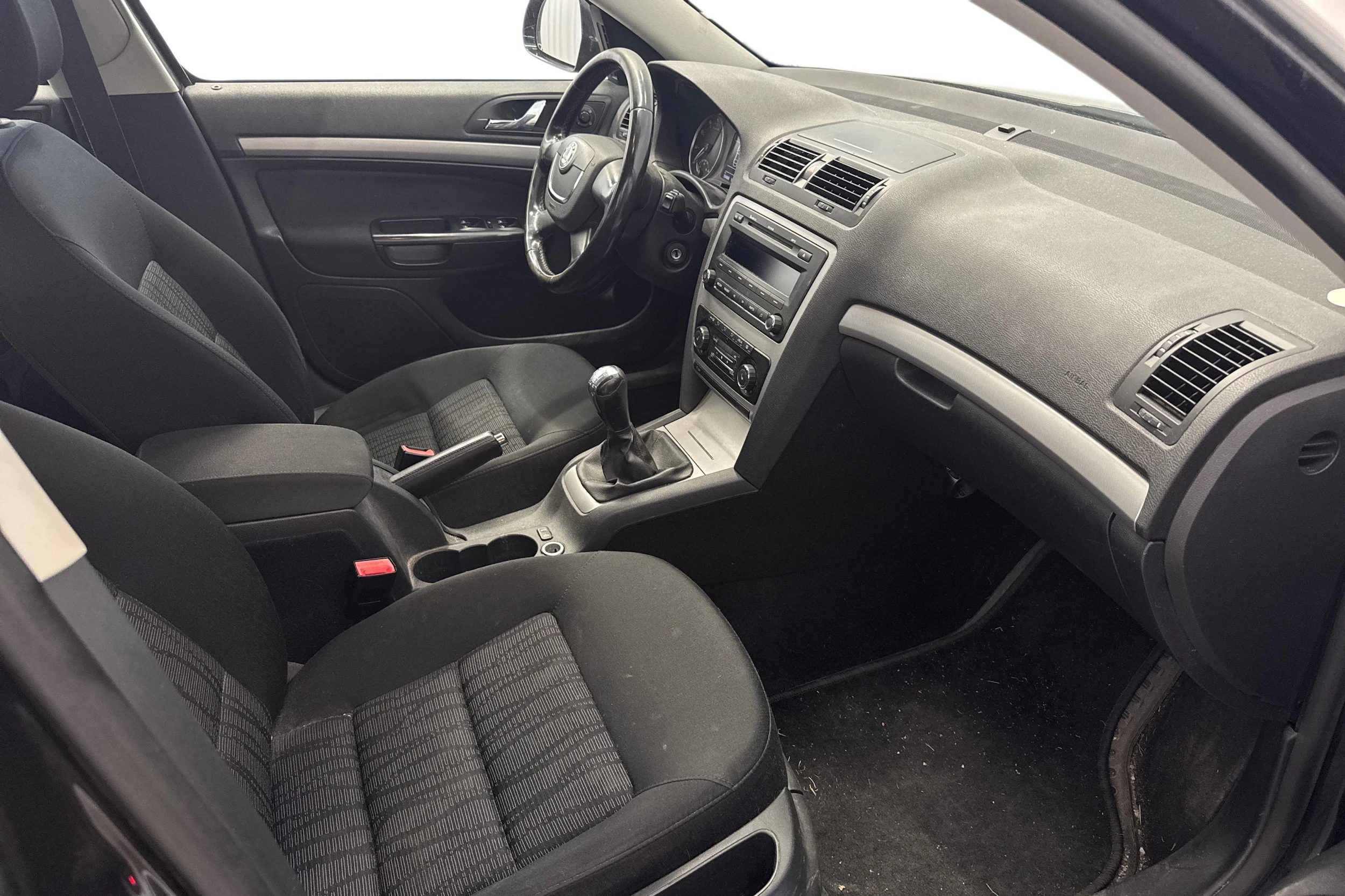 musta Skoda Octavia 2010 kuva 9.