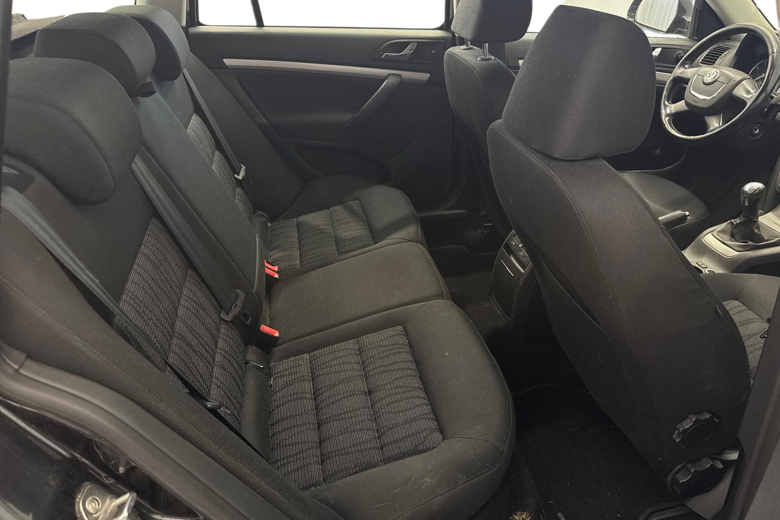 musta Skoda Octavia 2010 kuva 12.
