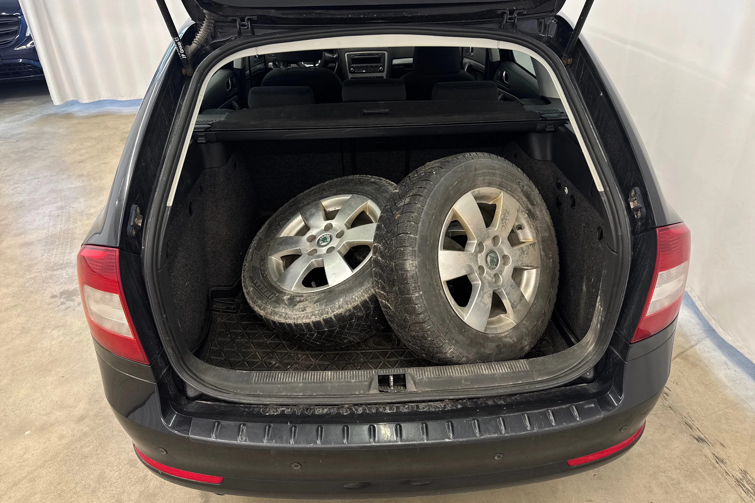musta Skoda Octavia 2010 kuva 13.