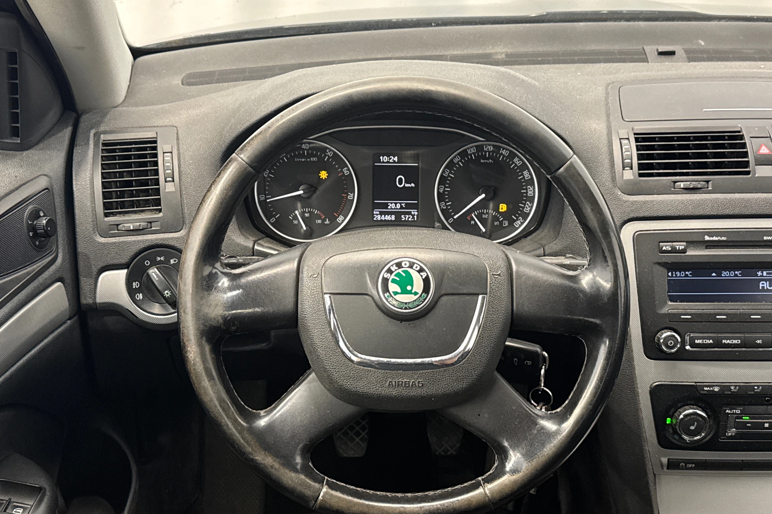musta Skoda Octavia 2010 kuva 16.