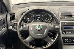musta Skoda Octavia 2010 kuva 16.