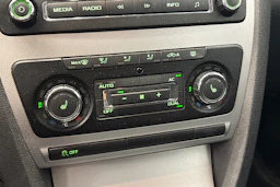 musta Skoda Octavia 2010 kuva 19.