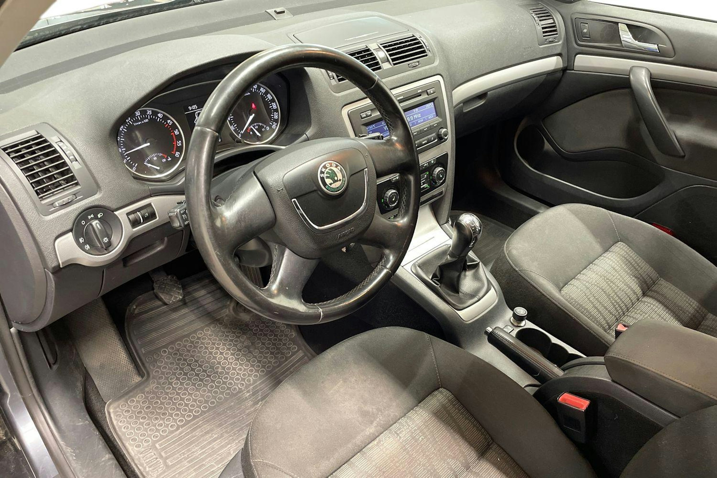 harmaa Skoda Octavia 2010 kuva 7.