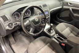 harmaa Skoda Octavia 2010 kuva 7.