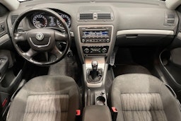 harmaa Skoda Octavia 2010 kuva 9.
