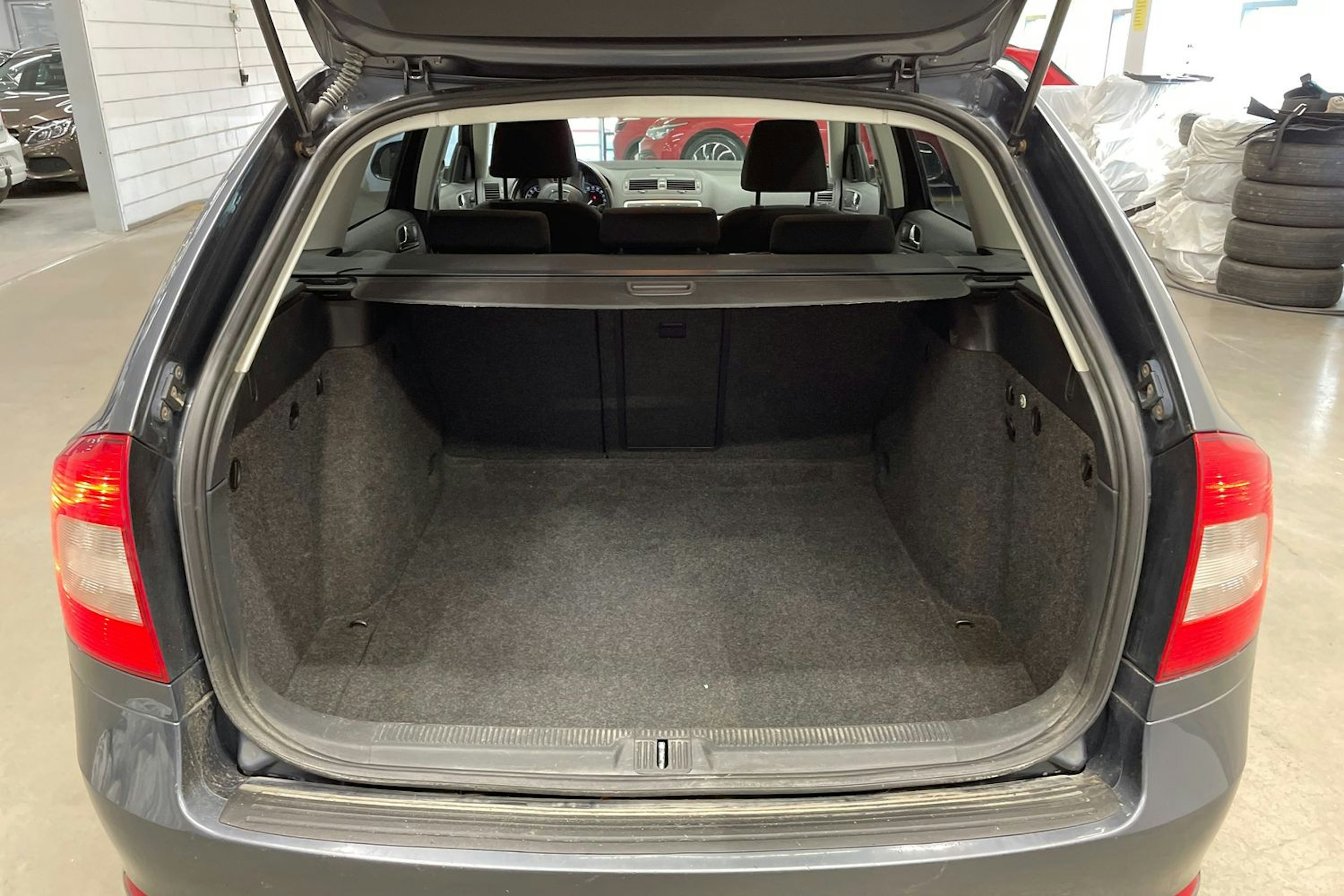harmaa Skoda Octavia 2010 kuva 14.