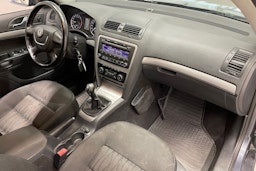 harmaa Skoda Octavia 2010 kuva 23.