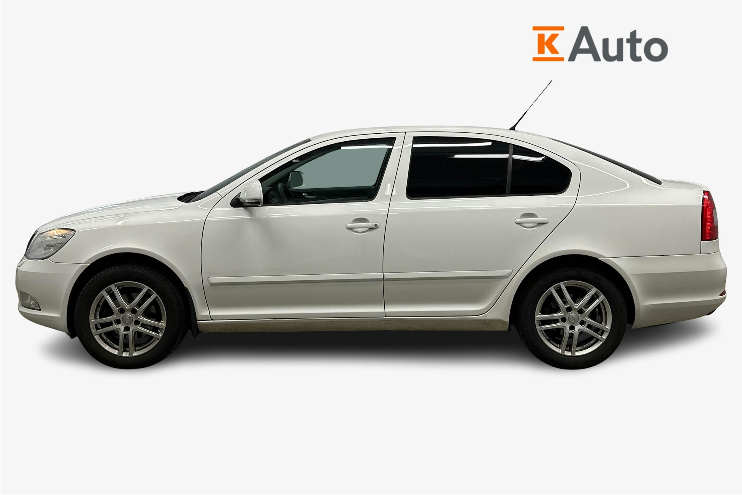 valkoinen Skoda Octavia 2010 kuva 6.