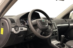valkoinen Skoda Octavia 2010 kuva 7.
