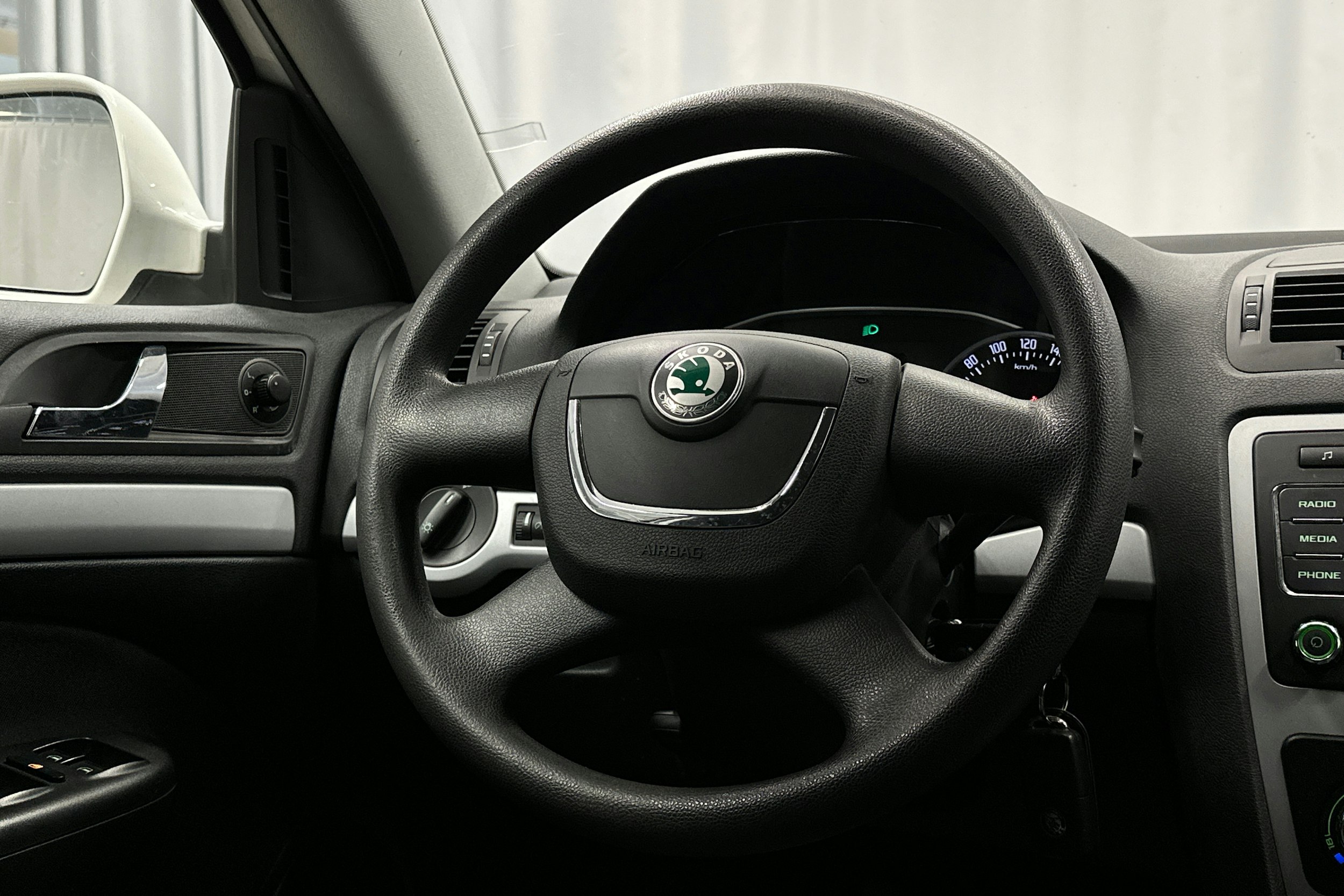 valkoinen Skoda Octavia 2010 kuva 14.