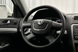 valkoinen Skoda Octavia 2010 kuva 14.
