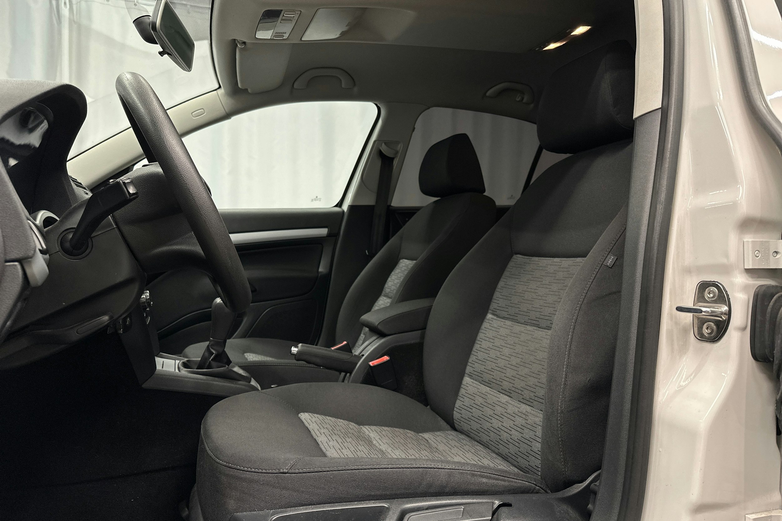 valkoinen Skoda Octavia 2010 kuva 15.
