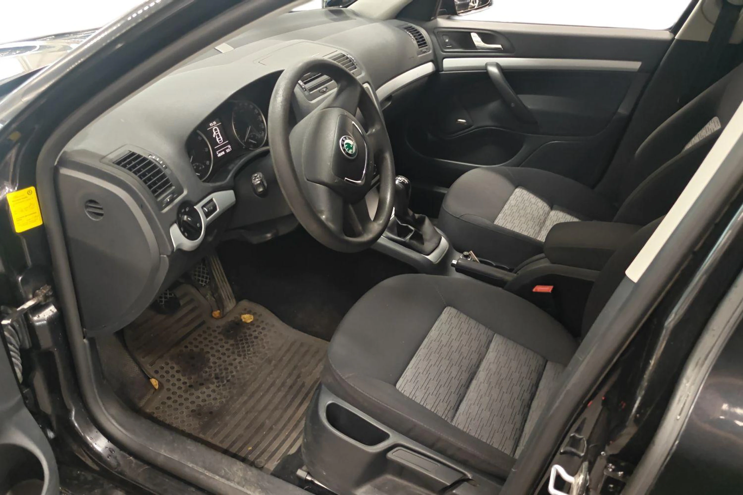 musta Skoda Octavia 2010 kuva 3.