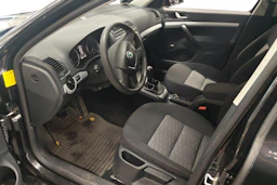 musta Skoda Octavia 2010 kuva 3.