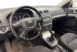 Punainen Skoda OCTAVIA 2010 kuva 6.