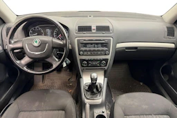 Punainen Skoda OCTAVIA 2010 kuva 7.