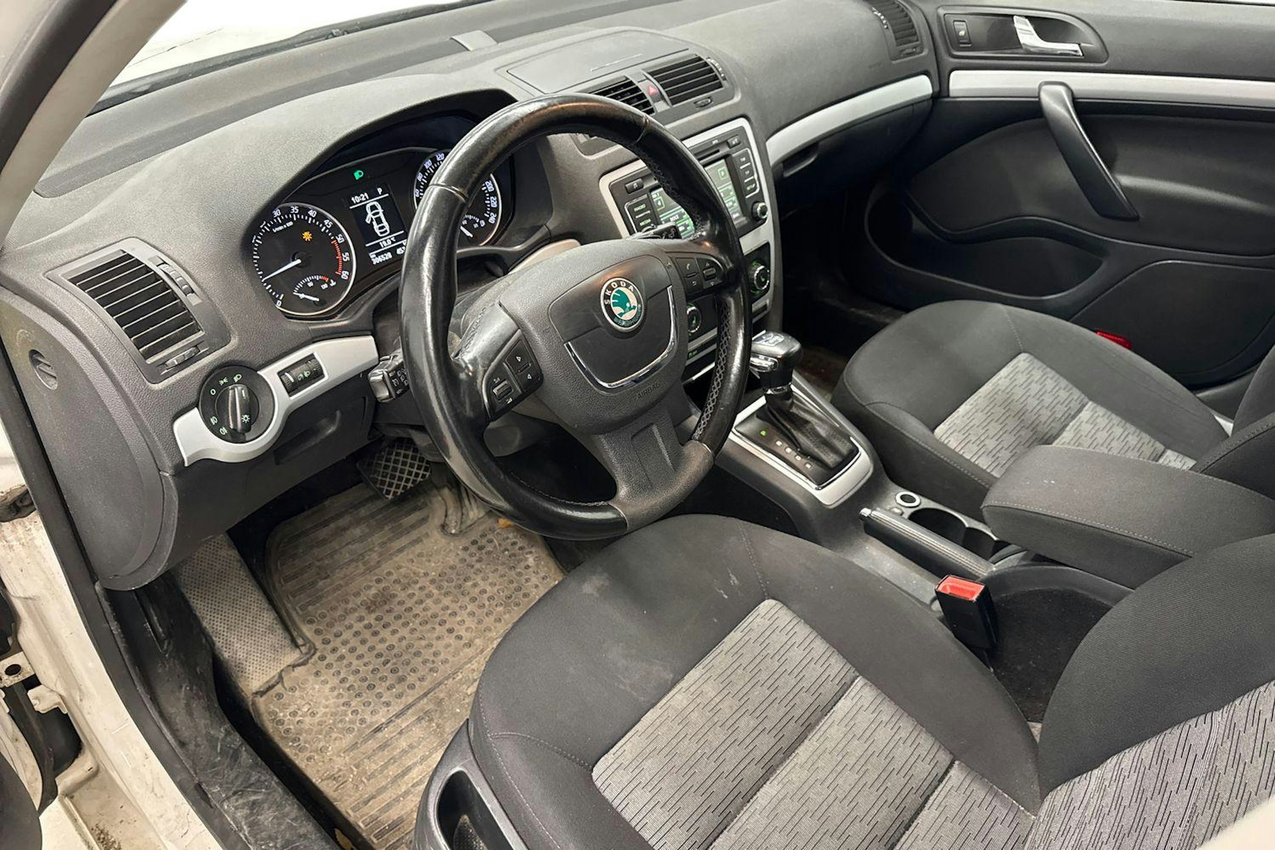 valkoinen Skoda Octavia 2010 kuva 6.