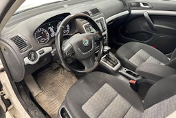 valkoinen Skoda Octavia 2010 kuva 6.