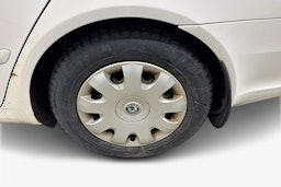 valkoinen Skoda Octavia 2010 kuva 9.