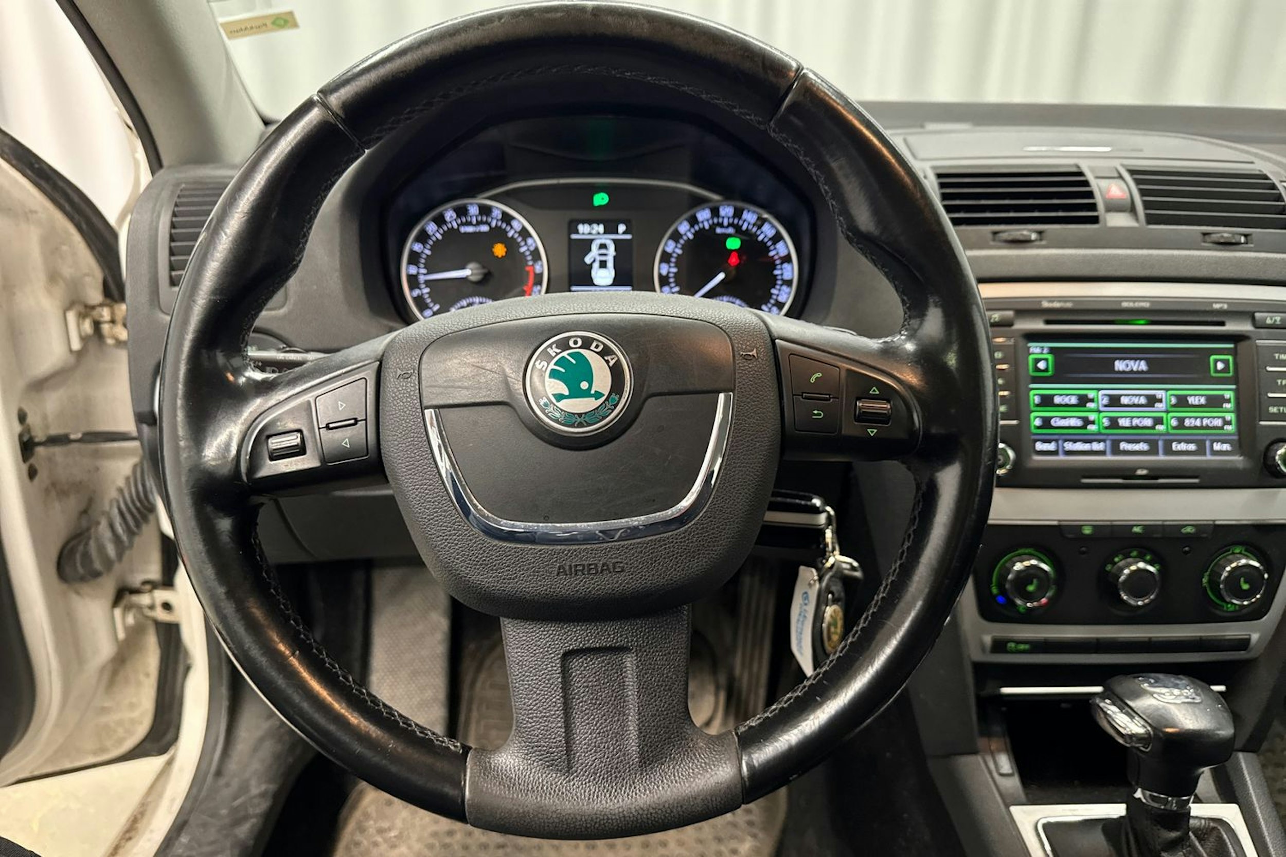 valkoinen Skoda Octavia 2010 kuva 11.