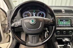 valkoinen Skoda Octavia 2010 kuva 11.