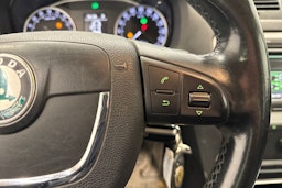 valkoinen Skoda Octavia 2010 kuva 13.