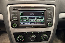 valkoinen Skoda Octavia 2010 kuva 15.