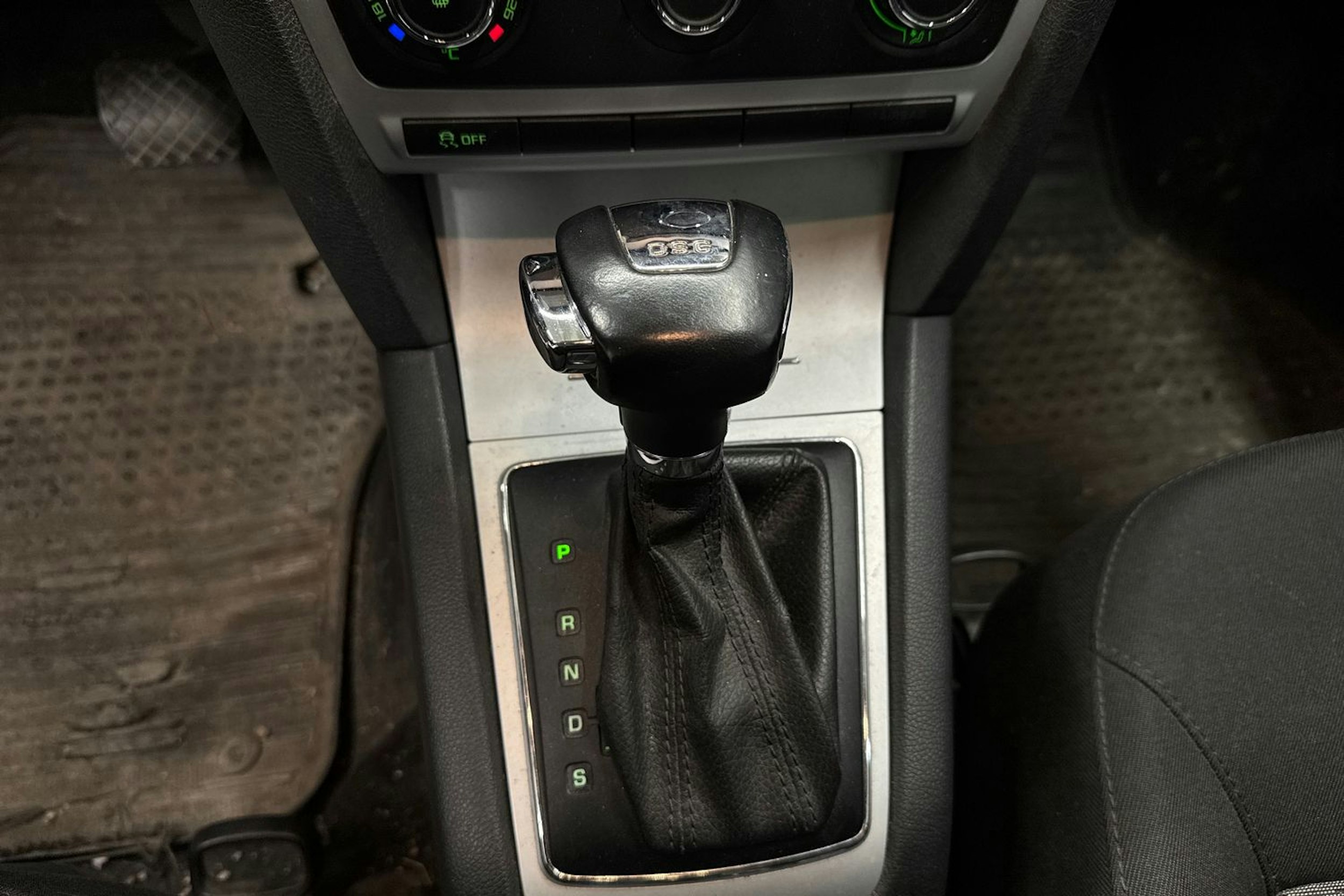 valkoinen Skoda Octavia 2010 kuva 17.