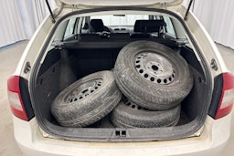 valkoinen Skoda Octavia 2010 kuva 24.