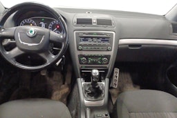 sininen Skoda Octavia 2010 kuva 7.