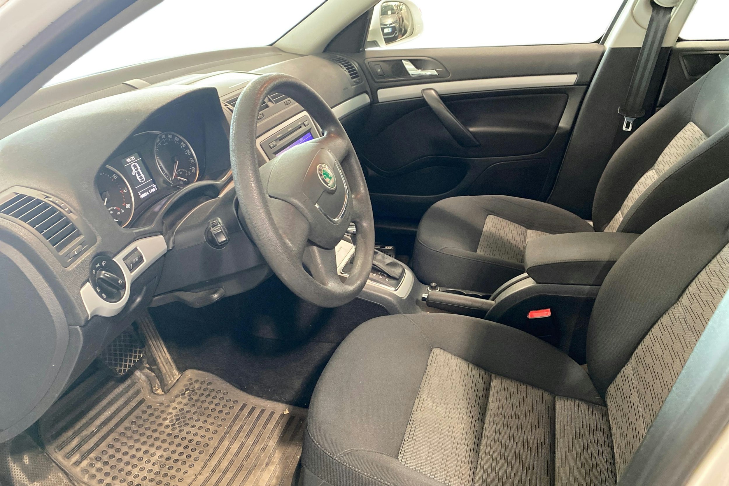 valkoinen Skoda Octavia 2010 kuva 3.