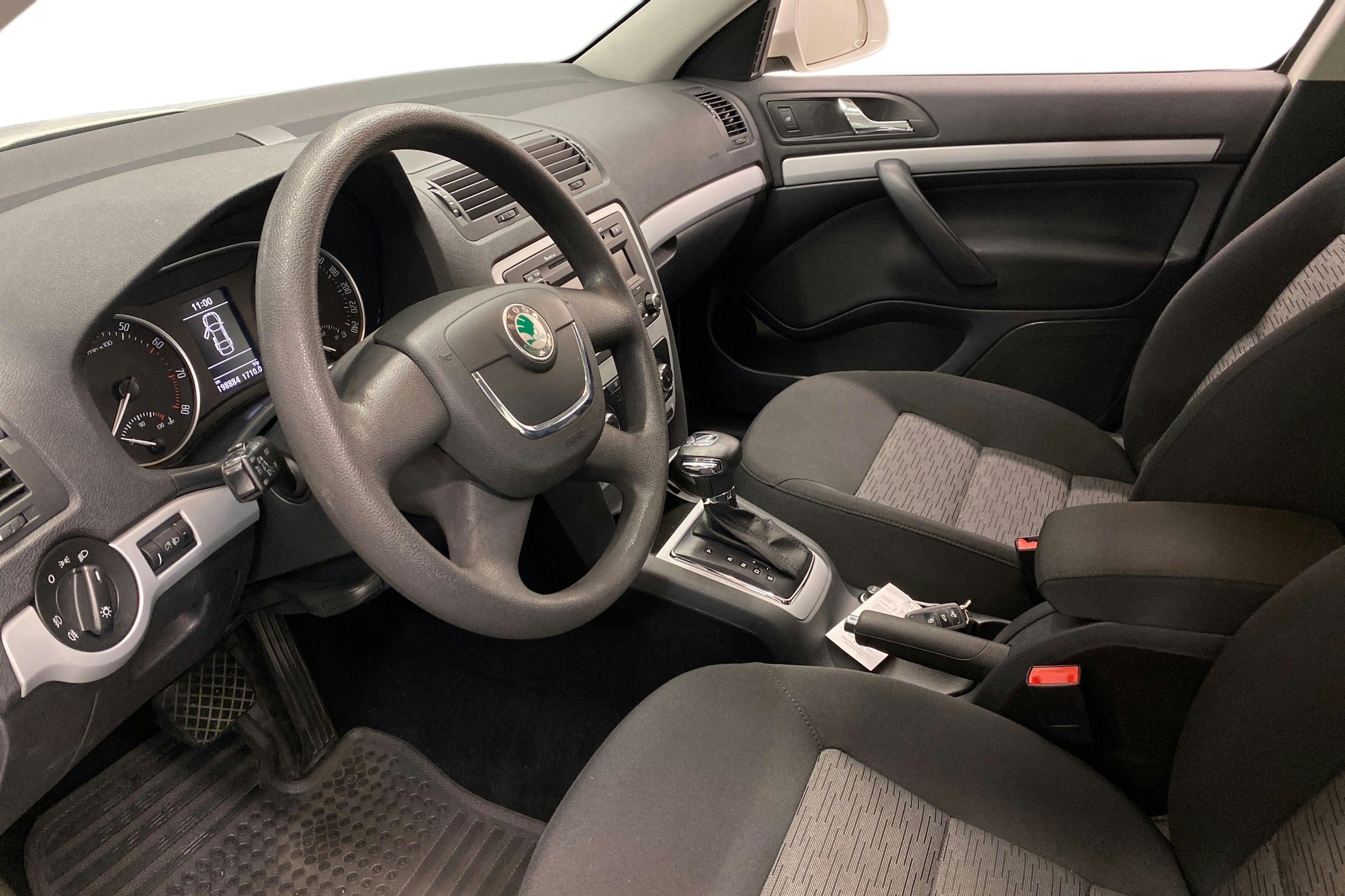 valkoinen Skoda Octavia 2010 kuva 6.