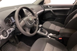 valkoinen Skoda Octavia 2010 kuva 6.