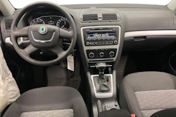 valkoinen Skoda Octavia 2010 kuva 7.
