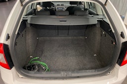 valkoinen Skoda Octavia 2010 kuva 11.