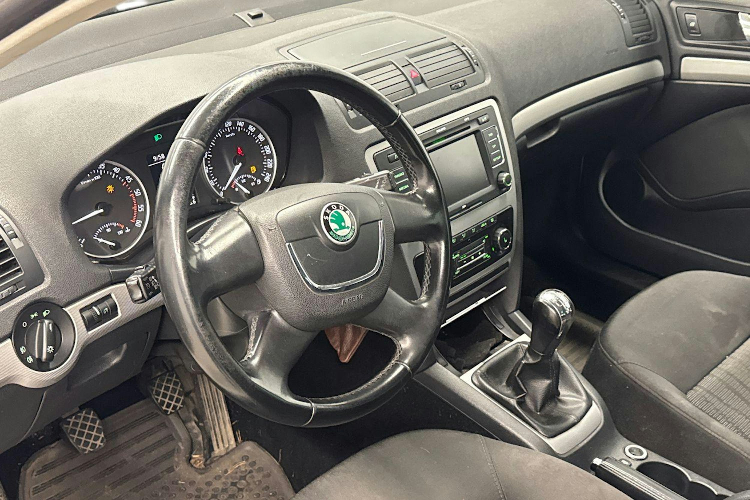 valkoinen Skoda Octavia 2010 kuva 6.