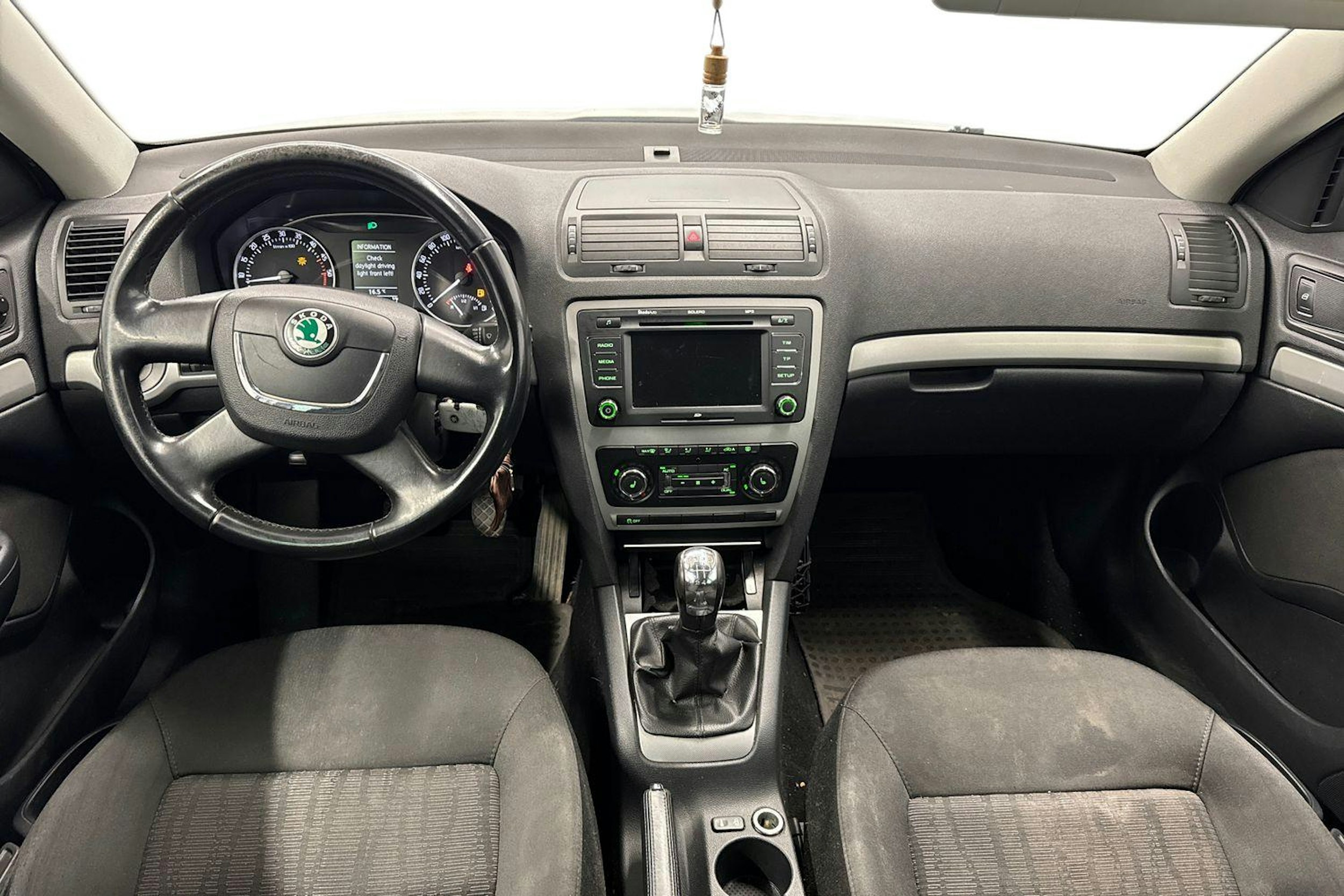 valkoinen Skoda Octavia 2010 kuva 7.