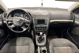 valkoinen Skoda Octavia 2010 kuva 7.