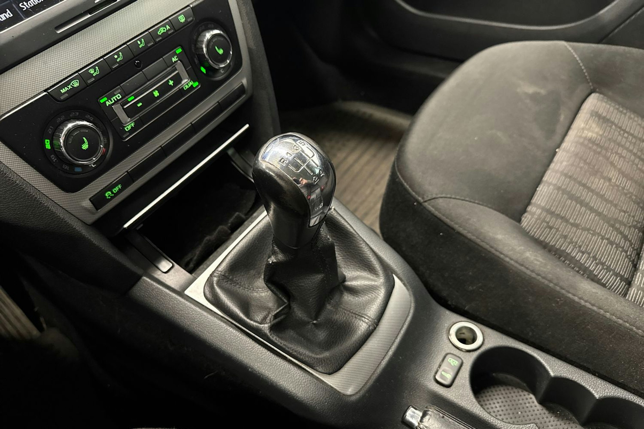 valkoinen Skoda Octavia 2010 kuva 14.