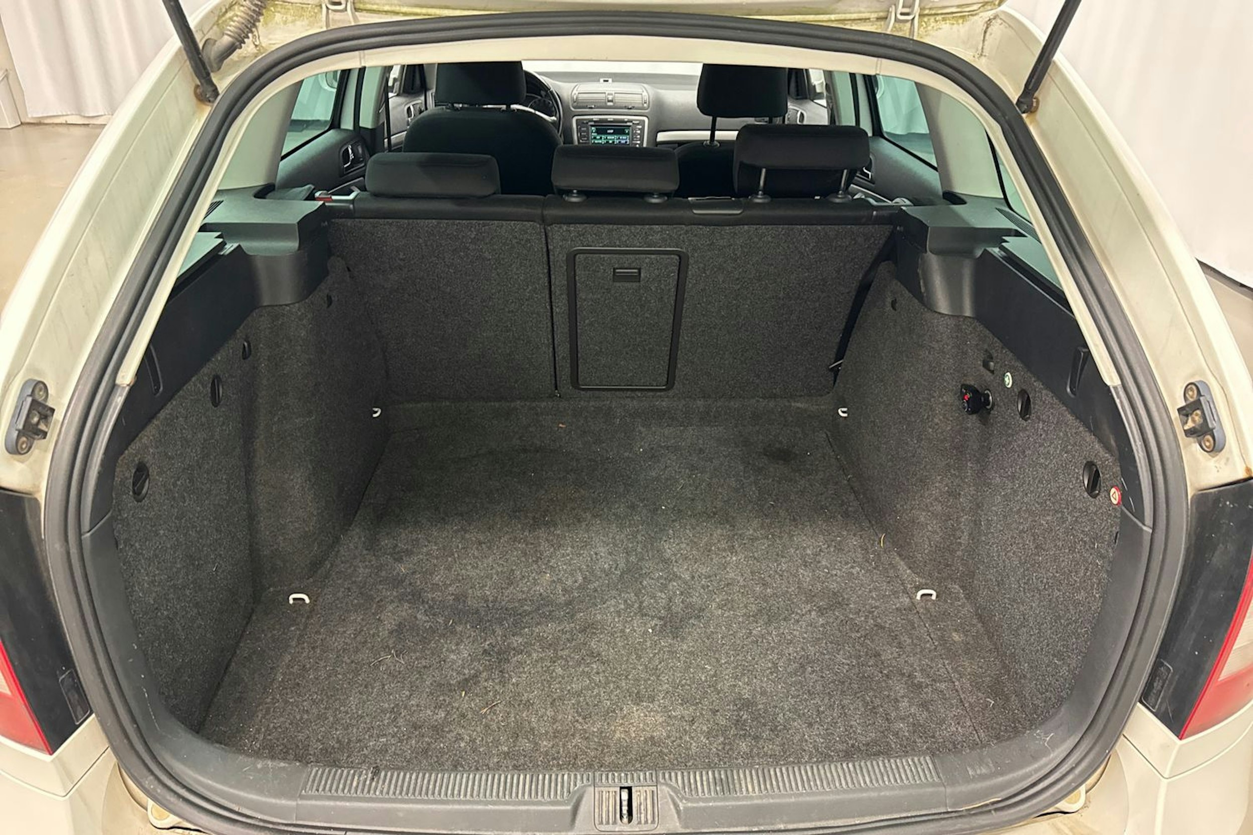 valkoinen Skoda Octavia 2010 kuva 23.