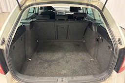 valkoinen Skoda Octavia 2010 kuva 23.