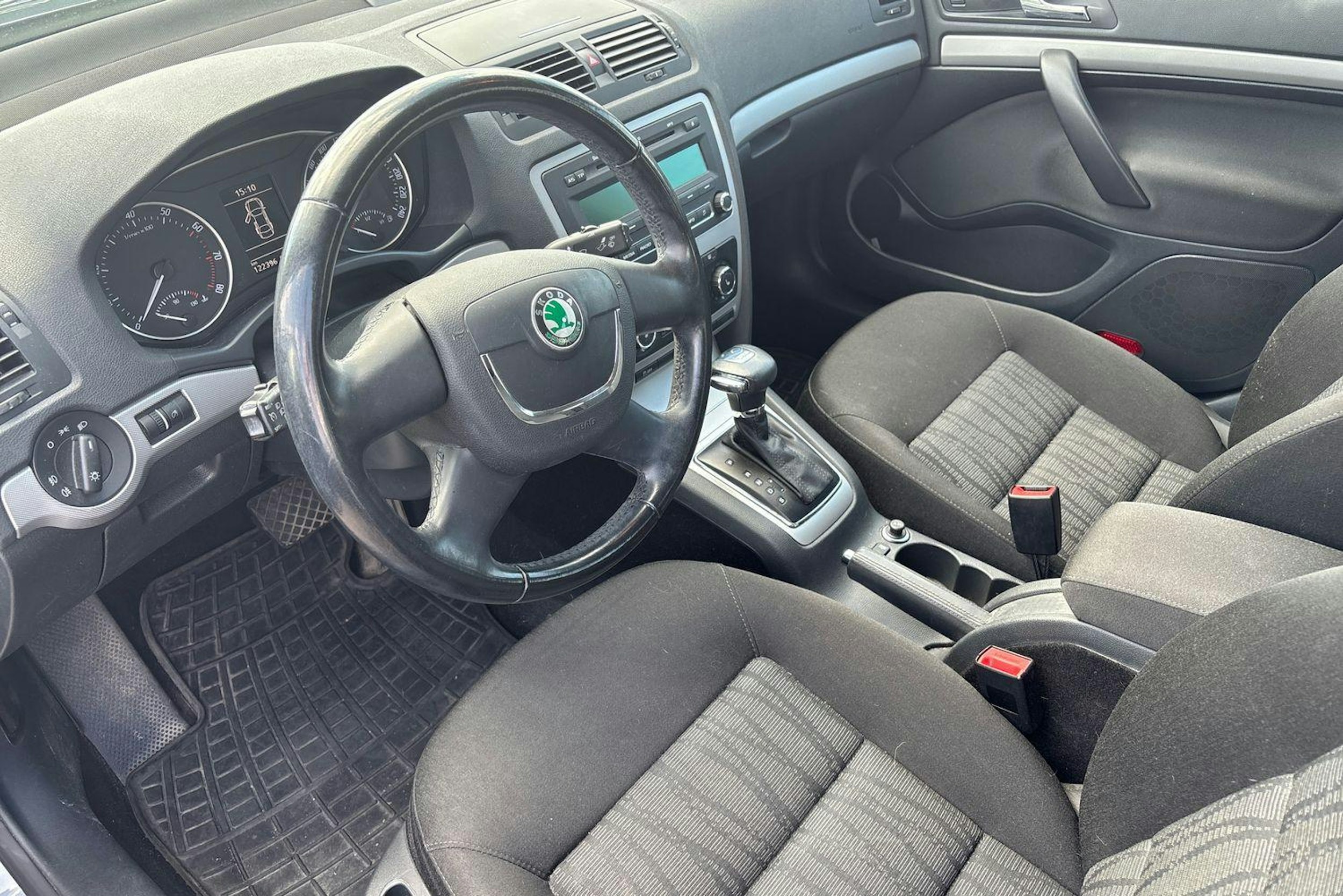 met. harmaa Skoda Octavia 2011 kuva 3.