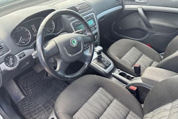 met. harmaa Skoda Octavia 2011 kuva 3.