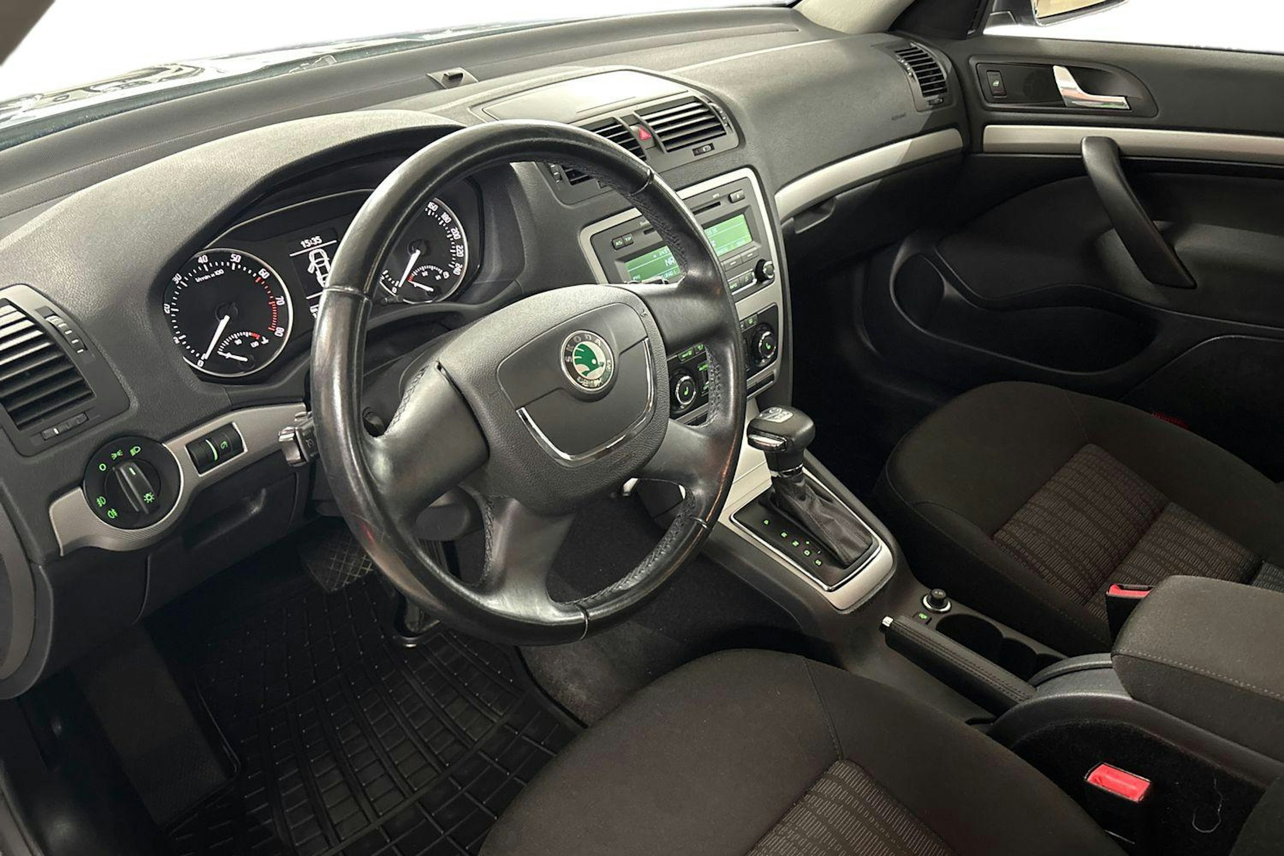 met. harmaa Skoda Octavia 2011 kuva 7.