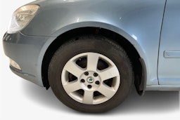 harmaa Skoda Octavia 2011 kuva 9.